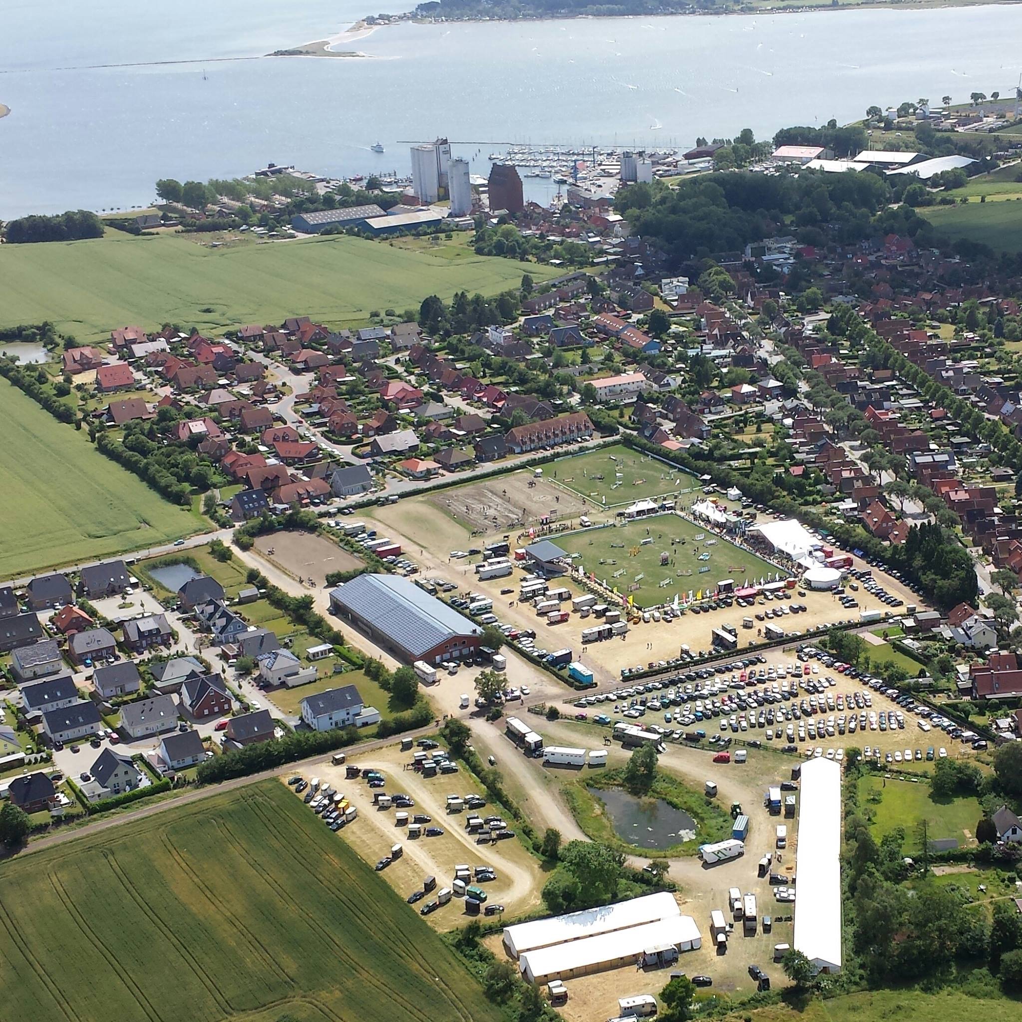 Luftaufnahme von 2014, © Fehmarn-air.de. Es zeigt den ehemaligen Turnierplatz (bis 2024) am Sonntag zum Großen Preis. Luftaufnahme von 2014, © Fehmarn-air.de. Es zeigt den ehemaligen Turnierplatz (bis 2024) am Sonntag zum Großen Preis.