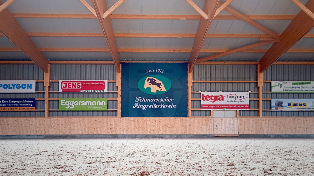 Blick in die Stolz-Arena des Reitsportzentrum Fehmarns