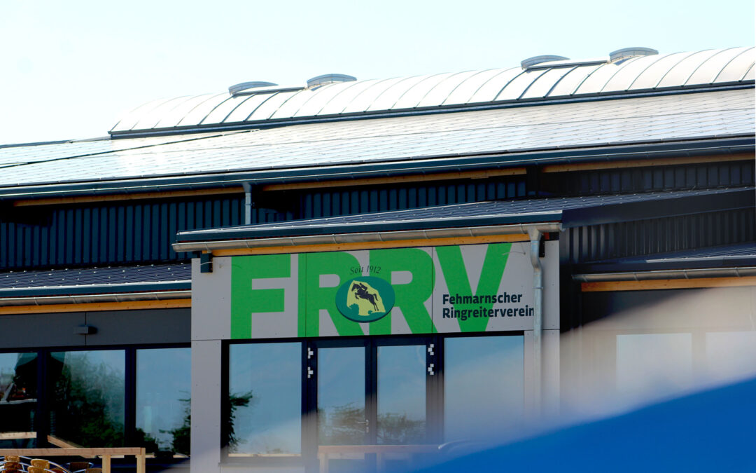 Haupteingang des Reitsportzentrums Fehmarn vom Fehmarnschen Ringreiterverein
