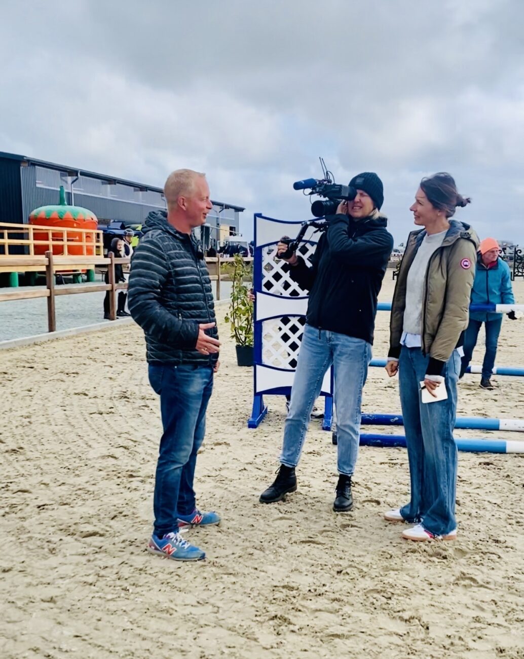 2. Vorsitzender Hinnerk Köhlbrandt im Gesprächmit dem Reporterteam - Neues Reitsportzentrum auf Fehmarn wird eröffnet, der NDR berichtet