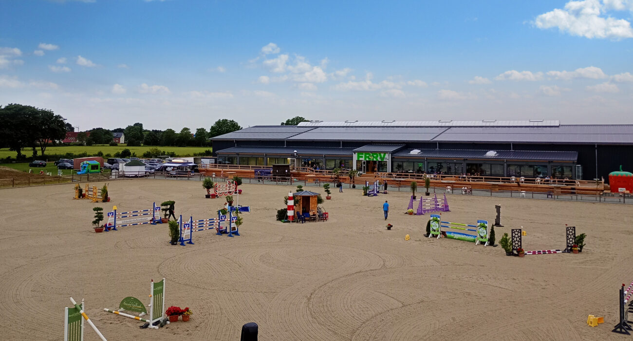 Das Reitsportzentrum Fehmarn ist in Nord-Süd-Ausrichtung klar gegliedert und funktional aufgebaut – ideal für Turnierbetrieb, Training und Veranstaltungen jeder Größe. Das Reitsportzentrum Fehmarn ist in Nord-Süd-Ausrichtung klar gegliedert und funktional aufgebaut – ideal für Turnierbetrieb, Training und Veranstaltungen jeder Größe.