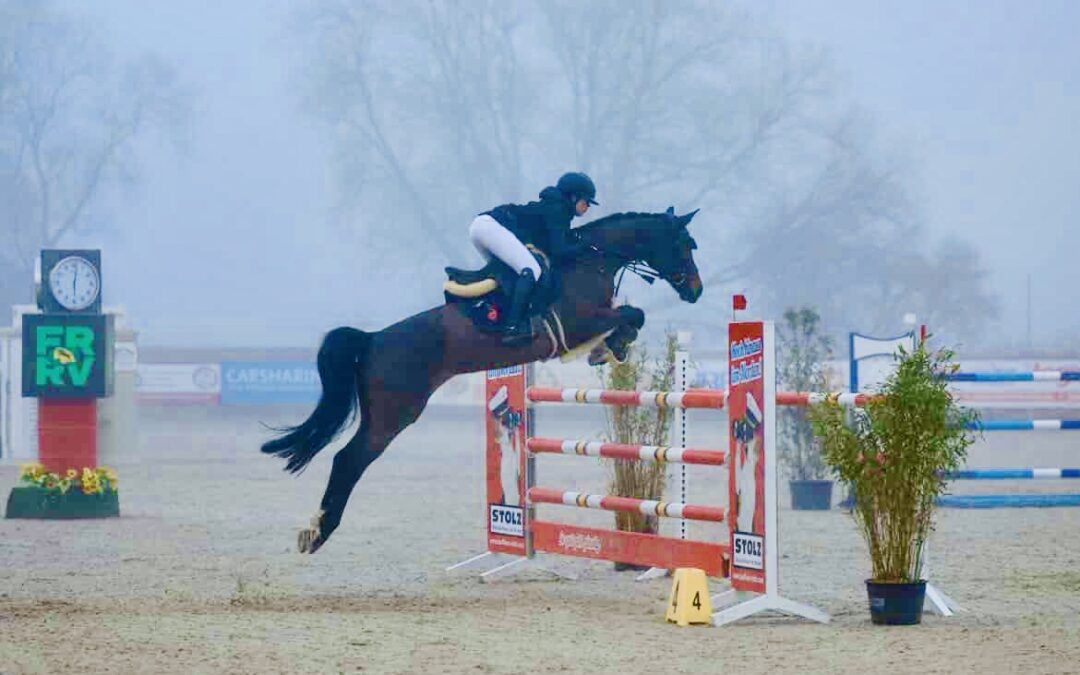 Henrike Mougin mit ihrer Stute „Honey“ - Erstes S-Springen zum Season Opening Fehmarn 2026 am 19. – 22. März 2026 (C)Photo Rocket