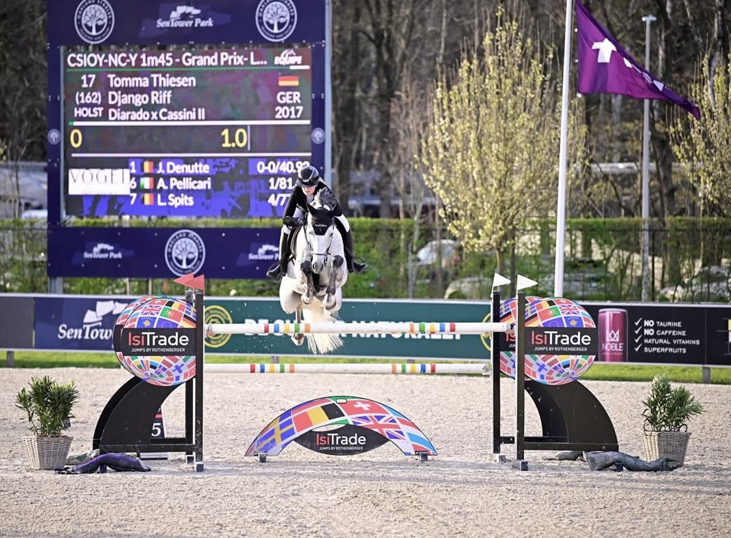 Auch „Django Riff“ setzte erneut ein Ausrufezeichen und sprang mit Doppelnull auf den Silberplatz im Großen Preis der Jungen Reiter. Insgesamt schafften dies nur drei der 53 internationalen Starterpaare. 