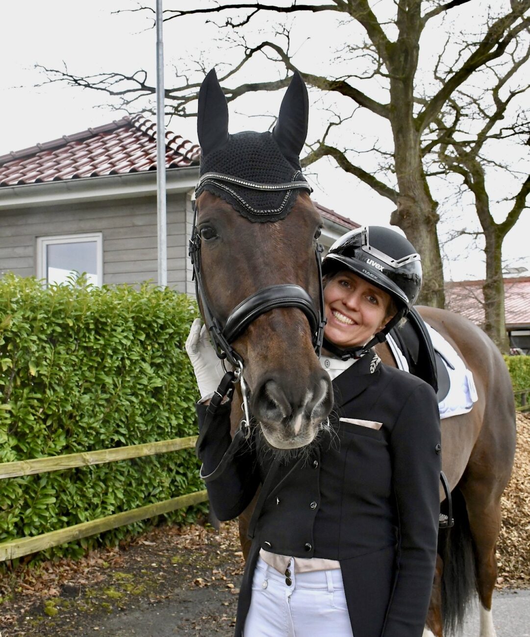 Nach ihrer Babypause ist Julia zur Linden erfolgreich in den Dressursattel zurückgekehrt. Mit „Baxter“ gewann sie gleich viermal und stand mit dem Dunkelfuchs jeweils zweimal in S* und S** in Klein Offenseth ganz vorne.
